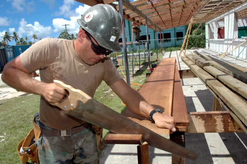 menuisier-GORBIO-min_worker_construction_building_carpenter_male_job_build_helmet-893290